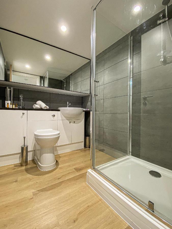Modern Luxury Serviced Duplex Apartments By Repose- 150 Metro Court, West Bromwich Exterior photo